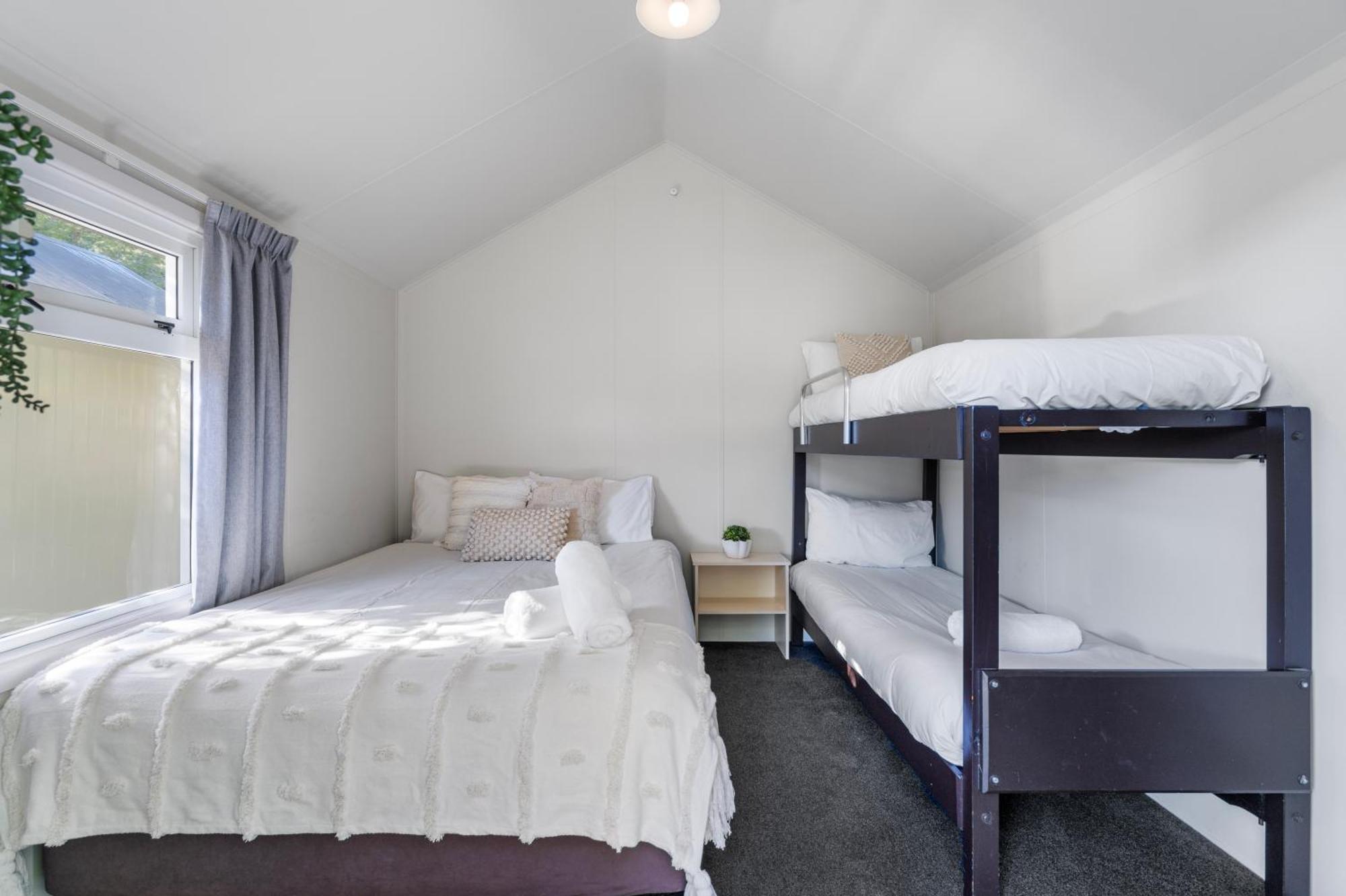 Tasman Holiday Parks Picton Exterior photo A bunk bed in a bedroom