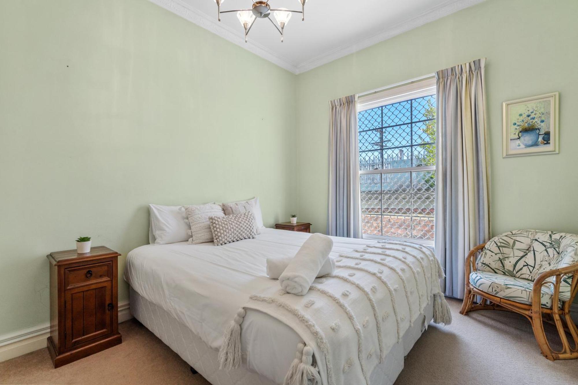 Tasman Holiday Parks Picton Exterior photo A bedroom