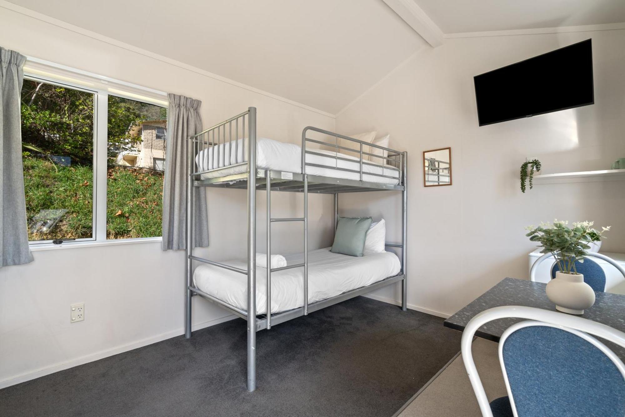 Tasman Holiday Parks Picton Exterior photo A bunk bed