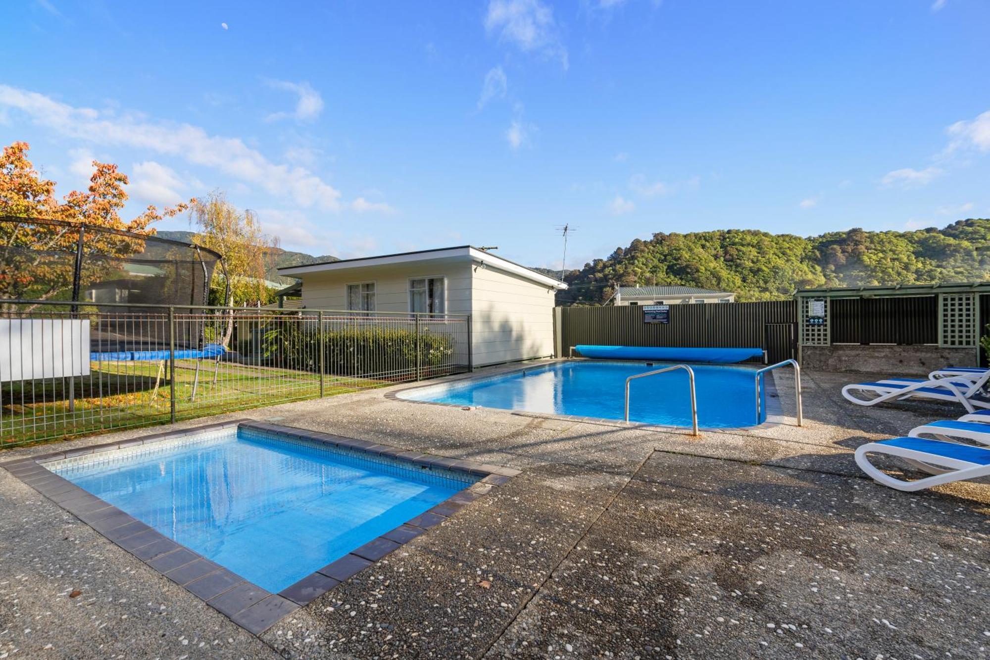 Tasman Holiday Parks Picton Exterior photo Swimming pool at the University of Waikato