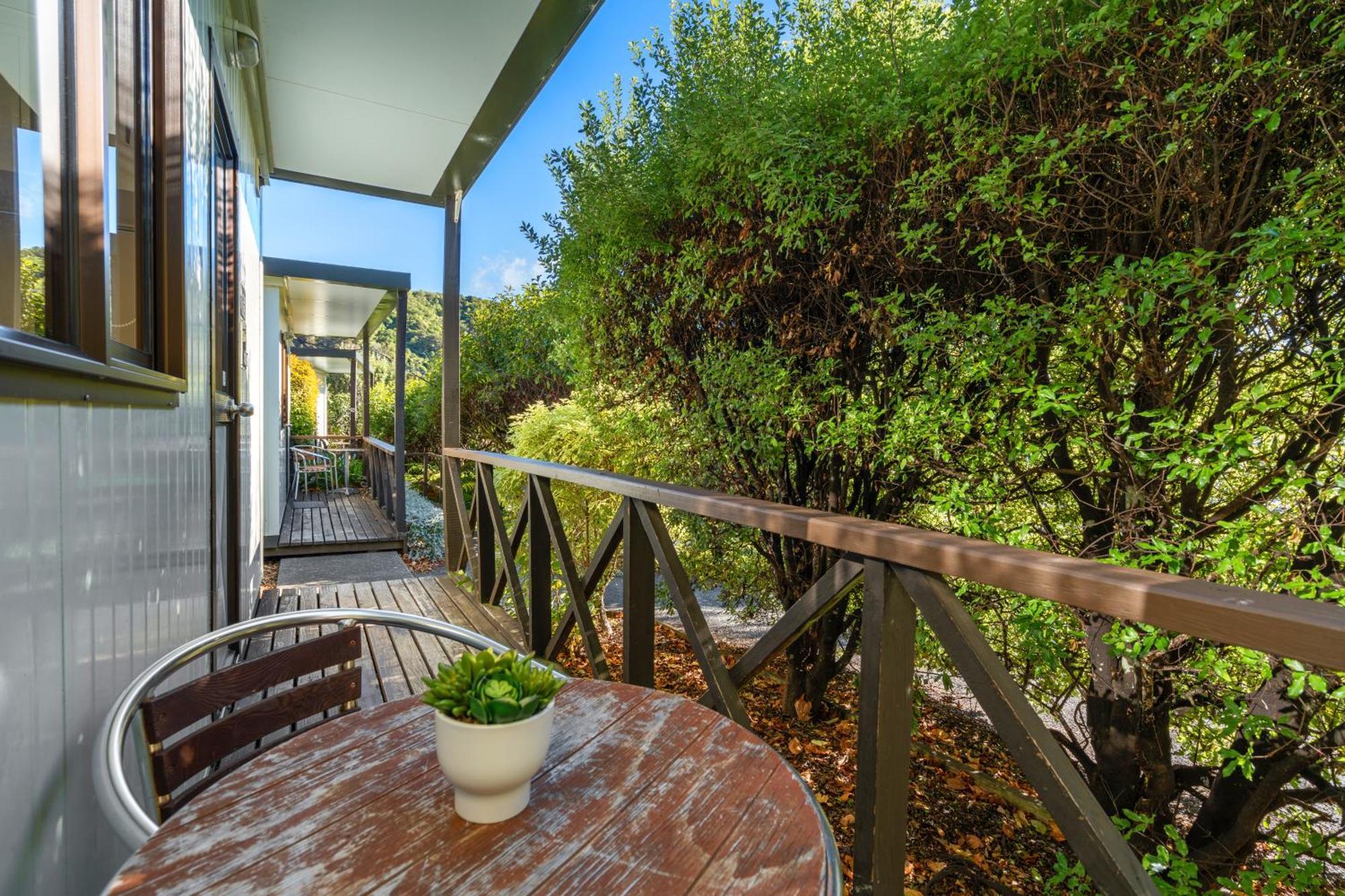 Tasman Holiday Parks Picton Exterior photo A balcony in a house